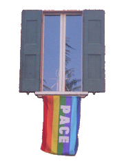 foto di una bandiera della pace appesa fuori da una finestra
