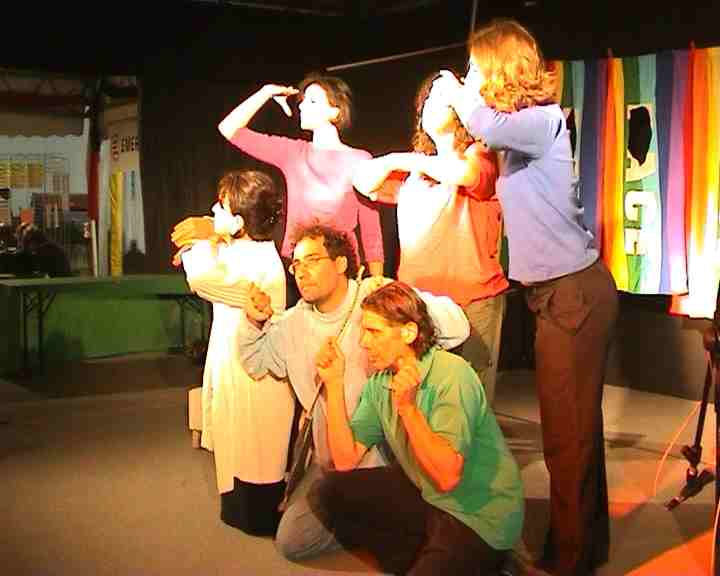 Bandiere per un bisogno di pace, scolorite, ripiegate, dimenticate ?